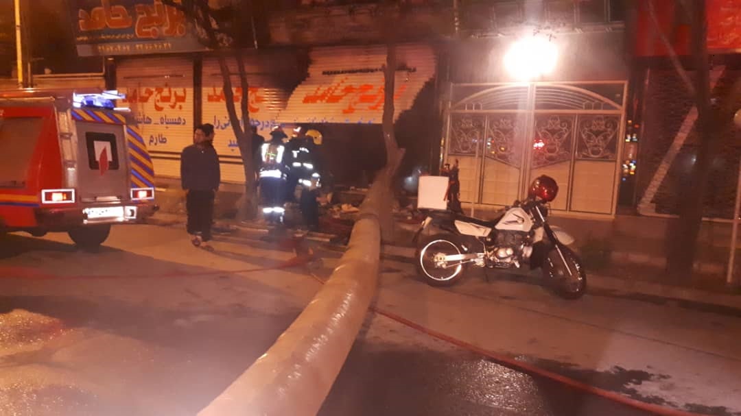 آتش سوزی مغازه ای در خیابان فلسطین