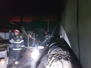 مهار آتش سوزی کارگاه تولیدی پشم شیشه در شهرک سرمایه گذاری خارجی