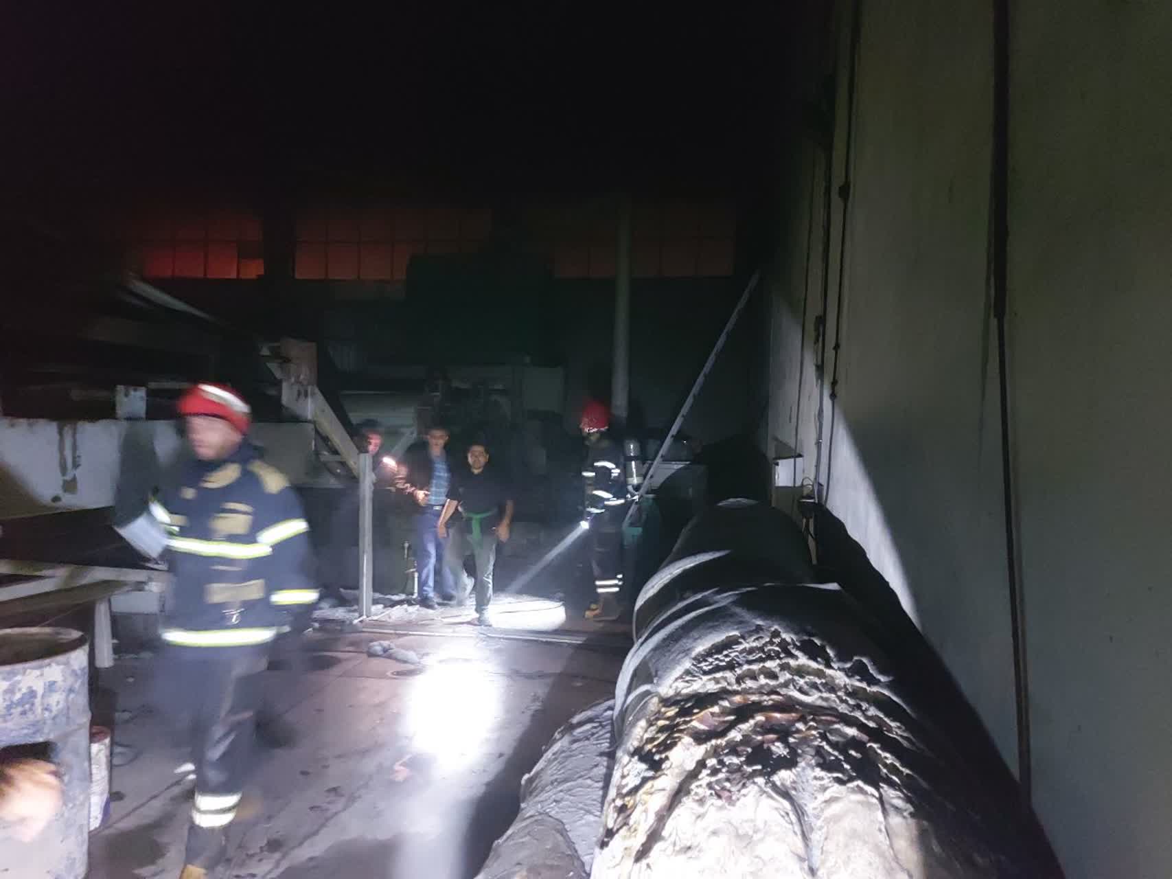 مهار آتش سوزی کارگاه تولیدی پشم شیشه در شهرک سرمایه گذاری خارجی