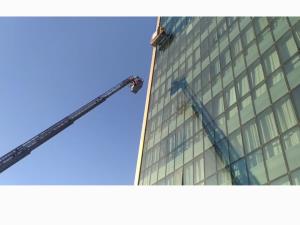 نجات مرد کارگر از طبقه هشتم برج شهران