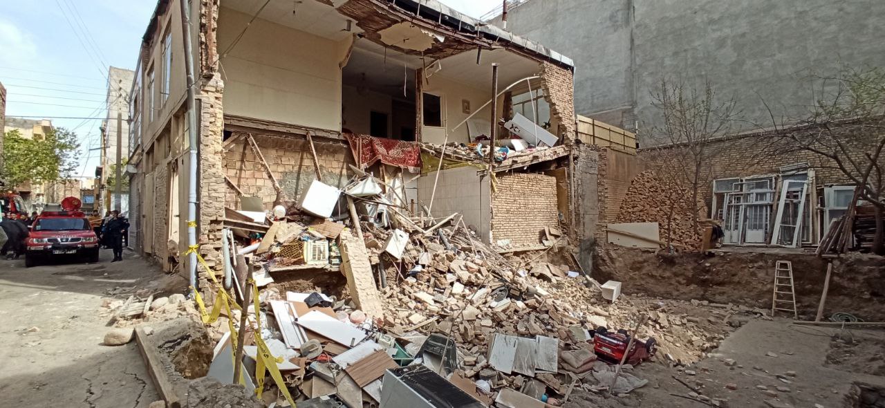 ریزش آوار ساختمانی در خیابان طالقانی