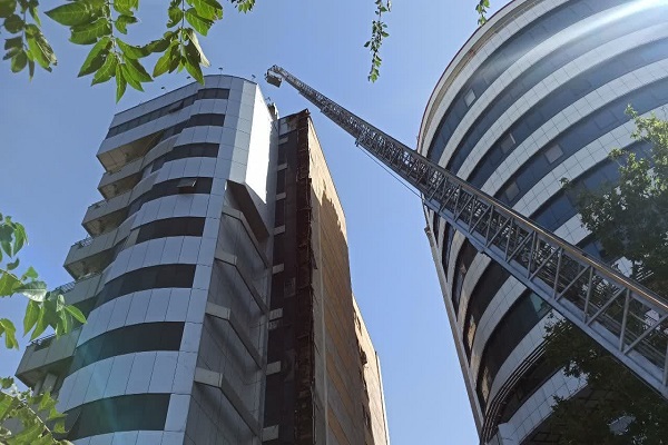 آتش سوزی فروشگاه پوشاک در بلوار ۲۹ بهمن مهار شد
