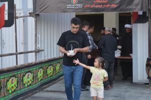 توزیع غذای نذری در سومین روز شهادت سرور و سالار شهیدان 