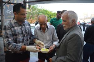پخش غذای نذری در سومین روز شهادت سرور و سالار شهیدان 