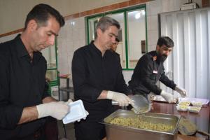 توزیع غذای نذری در سازمان آتش نشانی تبریز